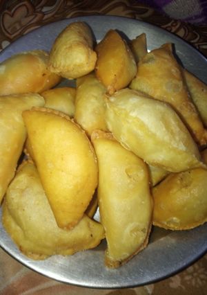 गुजिया (Gujiya recipe in hindi) रेसिपी मुख्य फोटो