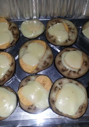 Una foto de Snack de berenjena con queso y maduro