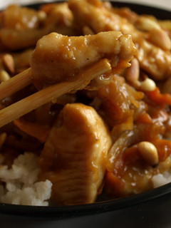 Szójaszószos csirke recept pirított fenyőmaggal recept fotója