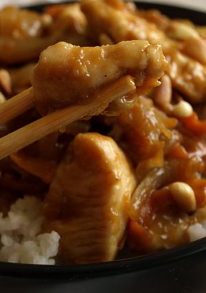 Szójaszószos csirke recept pirított fenyőmaggal recept fotója