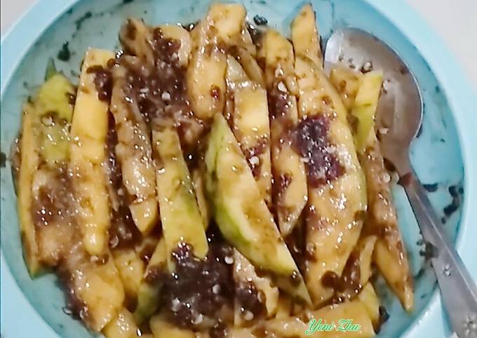 Langkah Mudah untuk Membuat Mangga Balur Bumbu Petis yang Sempurna