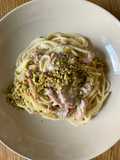 Pasta con crema di parmigiano e pistacchio, pancetta e granella di pistacchi