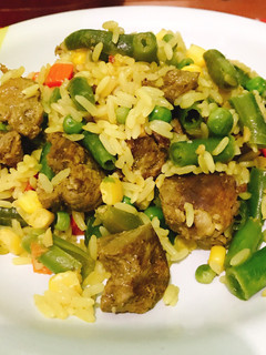 Una foto de Arroz con verduras y salsa de ají con especias