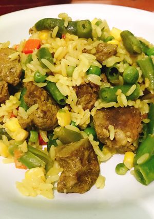 Una foto de Arroz con verduras y salsa de ají con especias