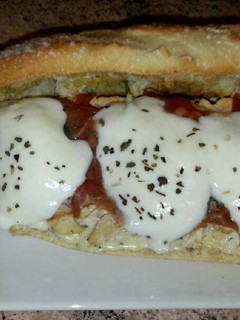 Una foto de Bocadillo de pollo y mozzarella con albahaca