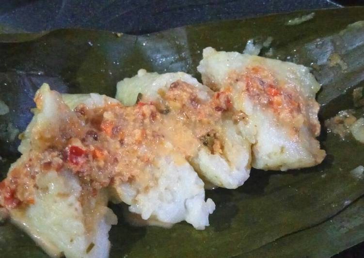 Resep Lontong Nasi Sisa Isi Oncom, Enak