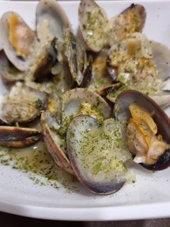 Una foto de Almejas en salsa verde