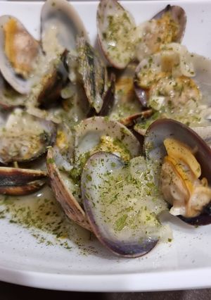 Una foto de Almejas en salsa verde