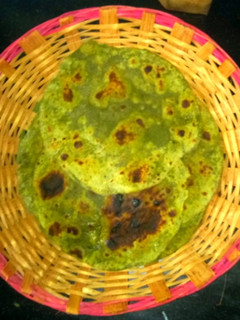 पालक का पराठा (palak ka paratha recipe in Hindi) रेसिपी मुख्य फोटो
