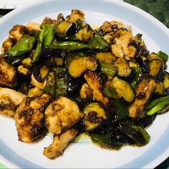 A picture of Chicken and vegetable stir fry with oyster sauce.