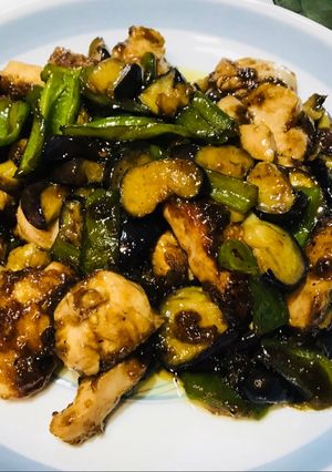 A picture of Chicken and vegetable stir fry with oyster sauce.