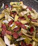 Lạp xưởng xào dưa chua