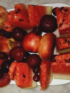 صورة لوصفة طبق فواكه موسمية باللون الاحمر 🍉🍒🍎