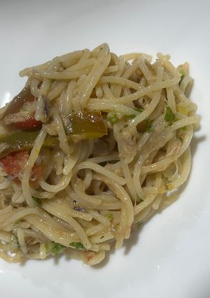 Una foto de Espagueti con atún al estilo casero 🍝