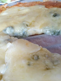 Una foto de Pizza de muchos quesos