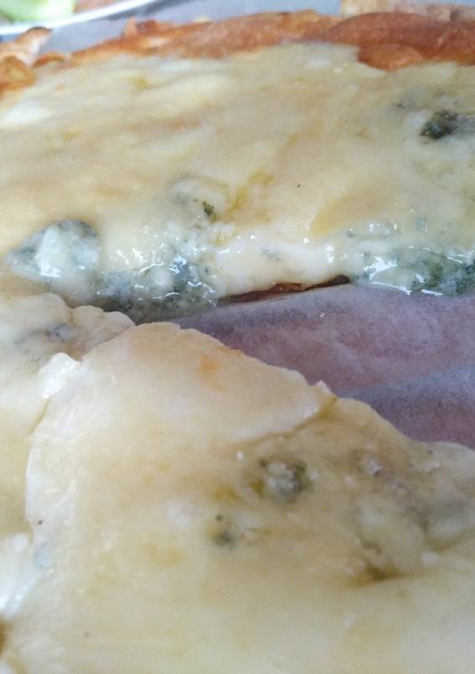 Una foto de Pizza de muchos quesos
