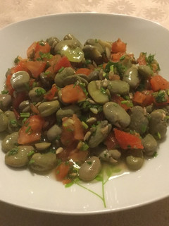 Una foto de Ensalada de habas y tomates