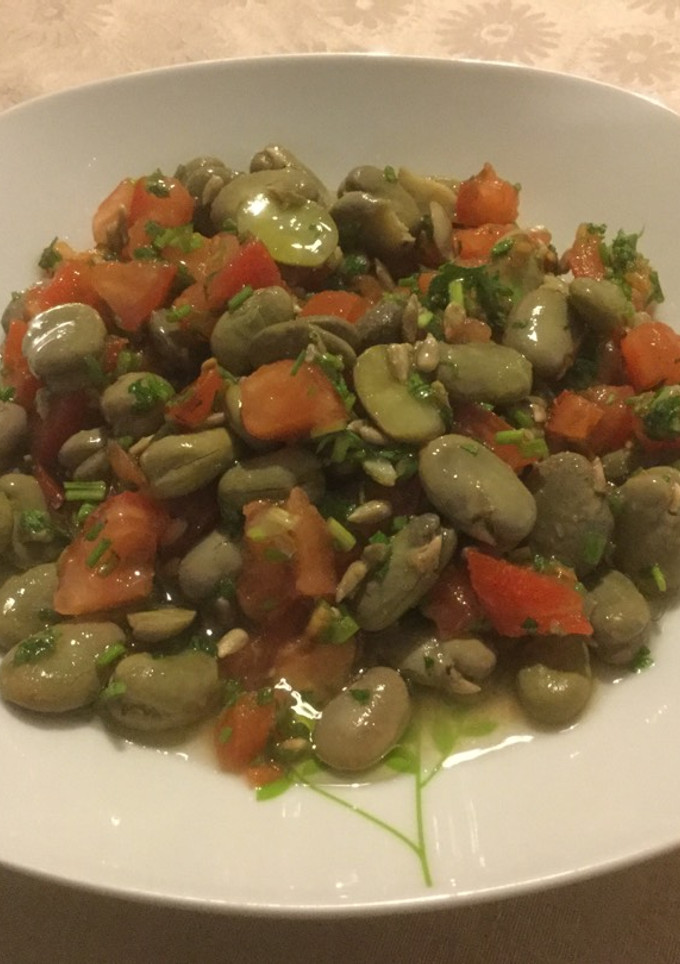 Una foto de Ensalada de habas y tomates