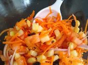 Una foto de ensalada de zanahoria con maní