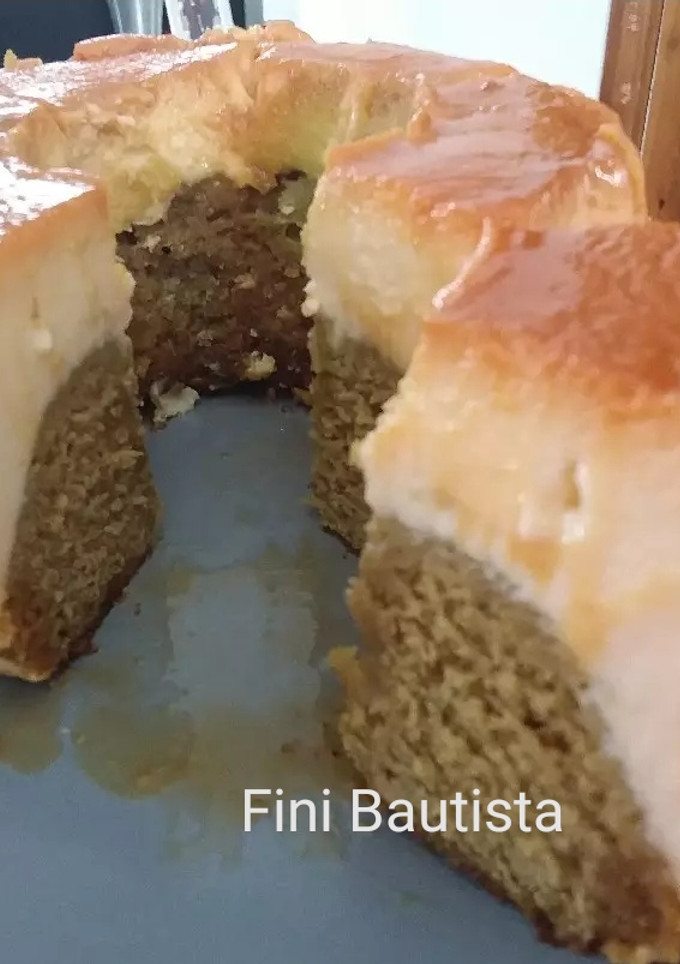 Una foto de Bizcoflan con té matcha