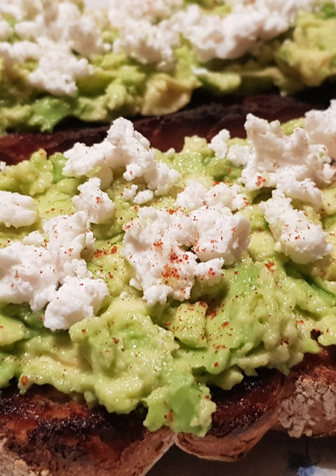 Una foto de Tostadas de Pan con Aguacate y Queso de Cabra