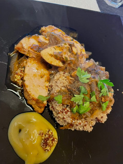 Una foto de Solomillo de pavo encebollado con salsa de mostaza +miel y Quinoa