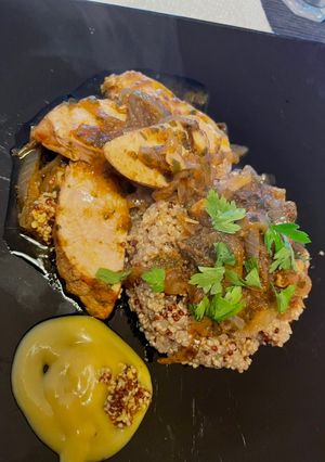 Una foto de Solomillo de pavo encebollado con salsa de mostaza +miel y Quinoa