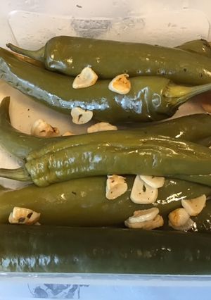 Une photo de Piments verts à l'ail mariné et vinaigre de cidre