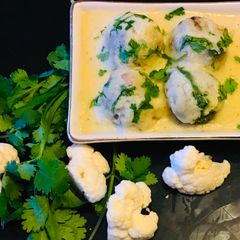 A picture of Sahi cauliflower kofta in white curry.
