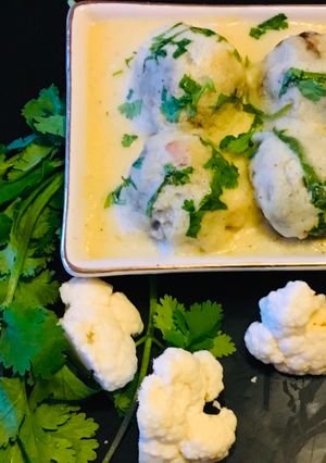 A picture of Sahi cauliflower kofta in white curry.