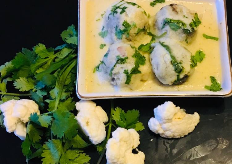 Sahi cauliflower kofta in white curry