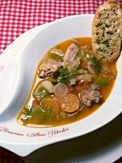 Una foto de Sopa de verduras de temporada y pollo