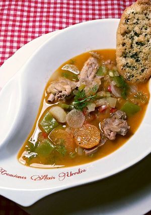 Una foto de Sopa de verduras de temporada y pollo