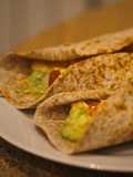 🌯Wrap de tortilla francesa, tomate, aguacate y salsa siracha