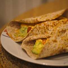 Una foto de 🌯Wrap de tortilla francesa, tomate, aguacate y salsa siracha