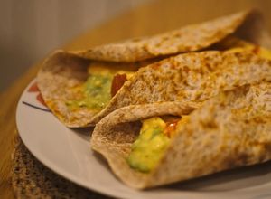 Foto principal de 🌯Wrap de tortilla francesa, tomate, aguacate y salsa siracha