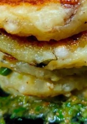 A picture of Sabudana tikki with mint chutney.