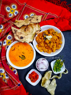 મસાલા ખીચડી અને કઢી (Masala Khichdi Kadhi Recipe In Gujarati) રેસીપી મુખ્ય ફોટો