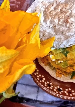 Una foto de Quesadilla de flor de calabaza