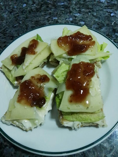 Una foto de Tostas de jamón, queso y mermelada