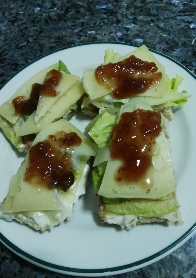Una foto de Tostas de jamón, queso y mermelada