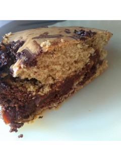 Una foto de Torta marmolada rellena con dulce de dátiles