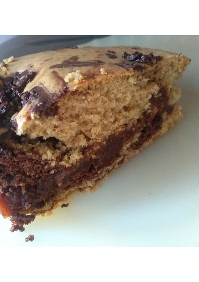 Una foto de Torta marmolada rellena con dulce de dátiles
