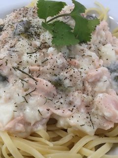 Una foto de Tallarines con salmón, alcaparras y bechamel