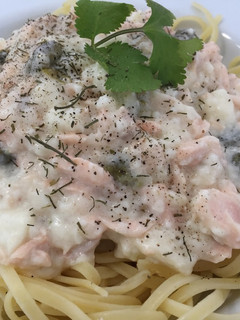 Foto principal de Tallarines con salmón, alcaparras y bechamel