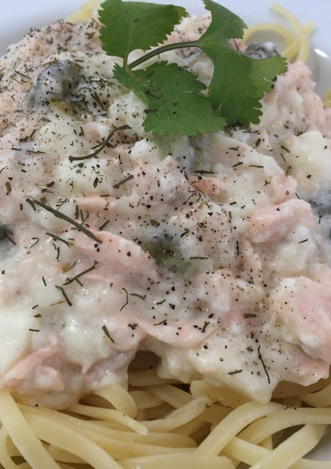 Una foto de Tallarines con salmón, alcaparras y bechamel
