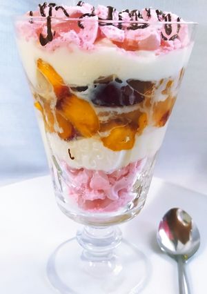 Una foto de Pavlova Con Frutas En Copa