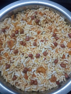 चुरमुरे / मुरमुरे चिवडा (churmure chivda recipe in marathi) रेसिपी चे मुख्य फोटो