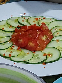 Una foto de Red heart salad