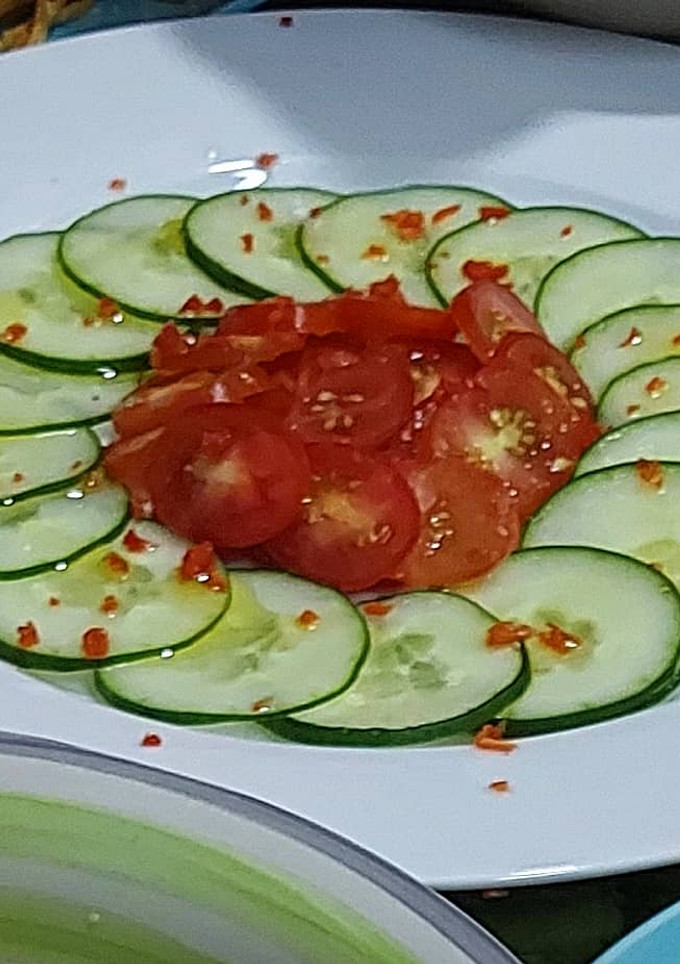 Una foto de Red heart salad